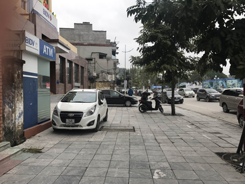 Trước cửa Ngân hàng BIDV một số phương tiện đỗ ngay trên vỉa hè 
