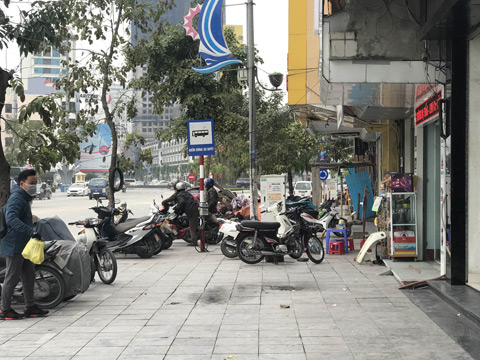 Nhiều đoạn phố người dân dựng xe máy chiếm hết diện tích vỉa hè 