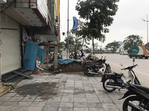 Thậm chí đổ vật liệu xây dựng gây khó khăn cho người đi bộ 