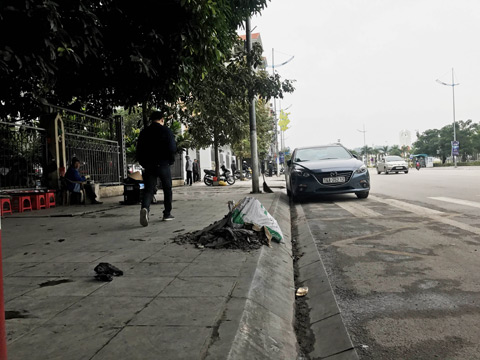 Một số chỗ người dân đổ cả phế thải ra vỉa hè gây mất cảnh quan 