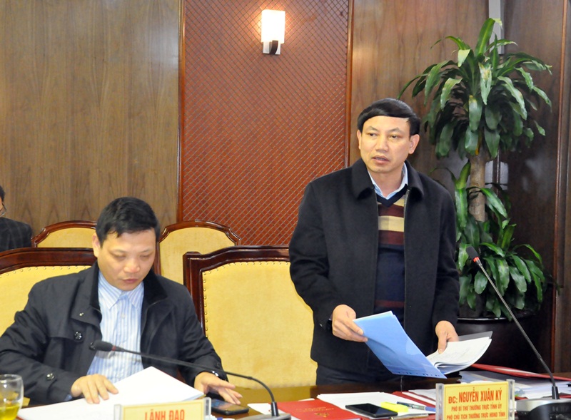 Đồng chí Nguyễn Xuân Ký, Phó Chủ tịch Thường trực Tỉnh ủy, Phó Chủ tịch Thường trực HĐND tỉnh phát biểu tại cuộc họp.