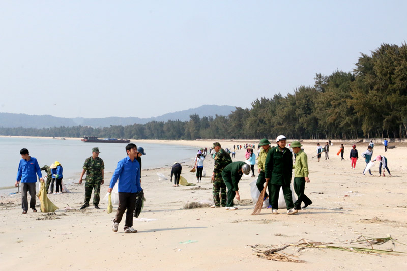 Dọn vệ sinh môi trường biển được huyện Cô Tô duy trì hàng tuần.