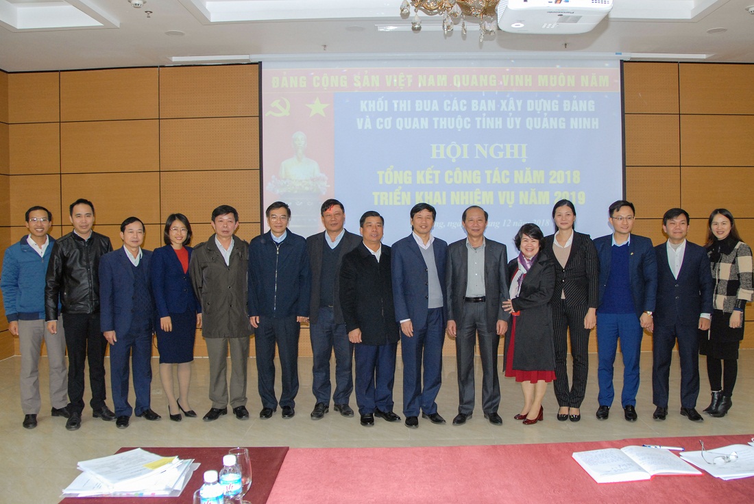 Đại diện các đơn vị chúc mừng Ban Nội chính Tỉnh ủy được suy tôn là Khối trưởng năm 2019.