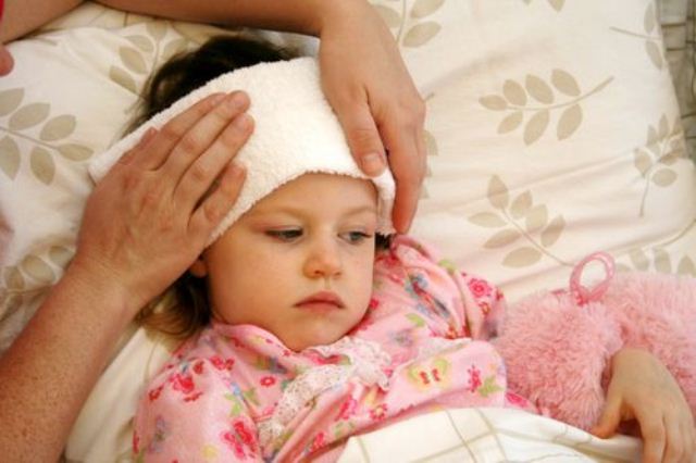 Trẻ lên cơn sốt cao khiến nhiều phụ huynh lo lắng. Ảnh minh họa.