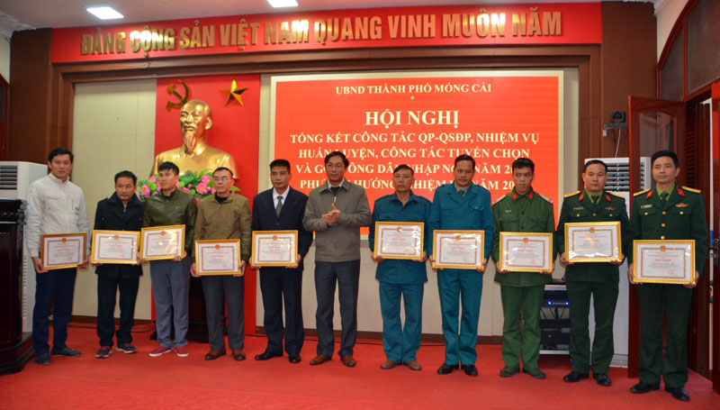Thành phố Móng Cái khen thưởng cho các tập thể, cá nhân có thành tích xuất sắc trong công tác QSQP địa phương năm 2018.