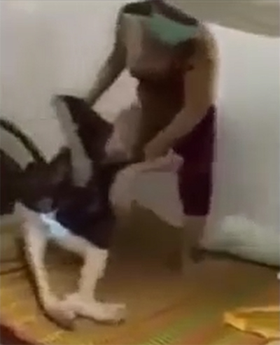 Bà Vân hành hạ cụ bà khi đến nhà chăm sóc. Ảnh: Cắt từ video.