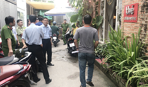 Cảnh sát kiểm tra cơ sở gội đầu. Ảnh: Quốc Thắng.