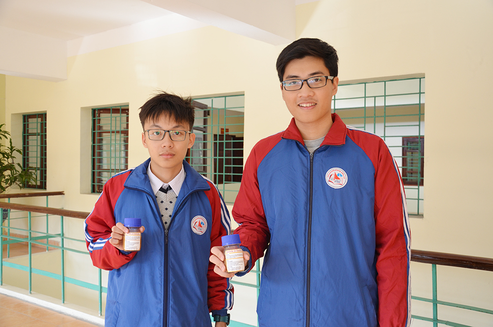 Mạnh Tuấn Hưng và Lê Tuấn cầm trên tay sản phẩm mới nghiên cứu.