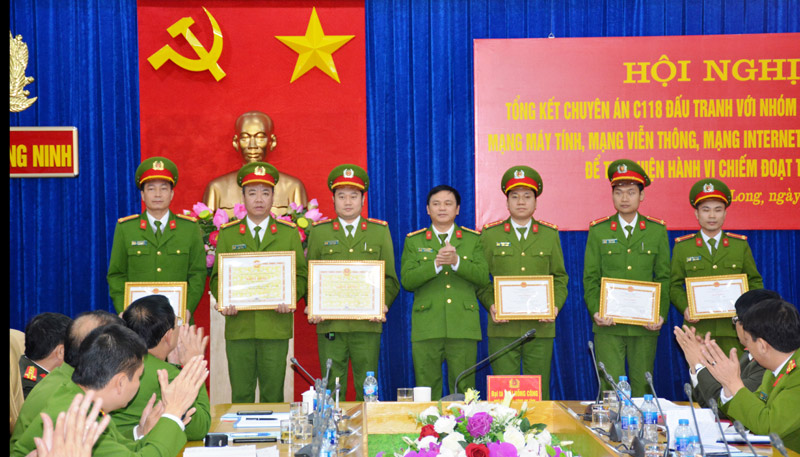 Trao thưởng cho các tập thể, cá nhân có thành tích xuất sắc trong đấu tranh chuyen án.