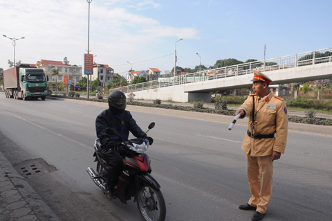 Đội CSGT số 1 kiểm tra hành chính phương tiện tham gia giao thông trên QL18
