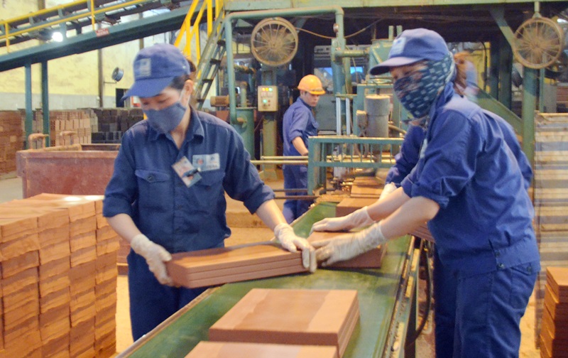 Công nhân Công ty CP Viglacera Hạ Long (TP Hạ Long) đang làm việc dây chuyền sản xuất.