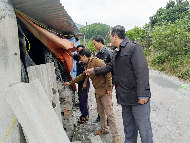 Tổ công tác của UBND huyện Hoành Bồ trực tiếp xuống kiểm tra tình hình phòng, chống rét cho vật nuôi tại các hộ gia đình chăn nuôi gia súc trên địa bàn.