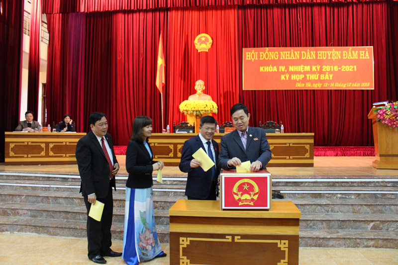 Đại biểu tiến hành bỏ phiếu tín nhiệm các chức vụ do HĐND huyện bầu.