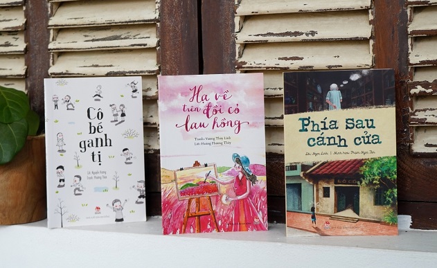 Bộ ba truyện đồ họa lần đầu xuất hiện có tên: “Cô bé ganh tị” (Nguyên Hương Phương Thảo), “Phía sau cánh cửa” (Ngọc Linh - Phạm Ngọc Tân), “Hạ về trên đồi cỏ lau hồng” (Vương Thùy Linh - Hoàng Phương Thúy).