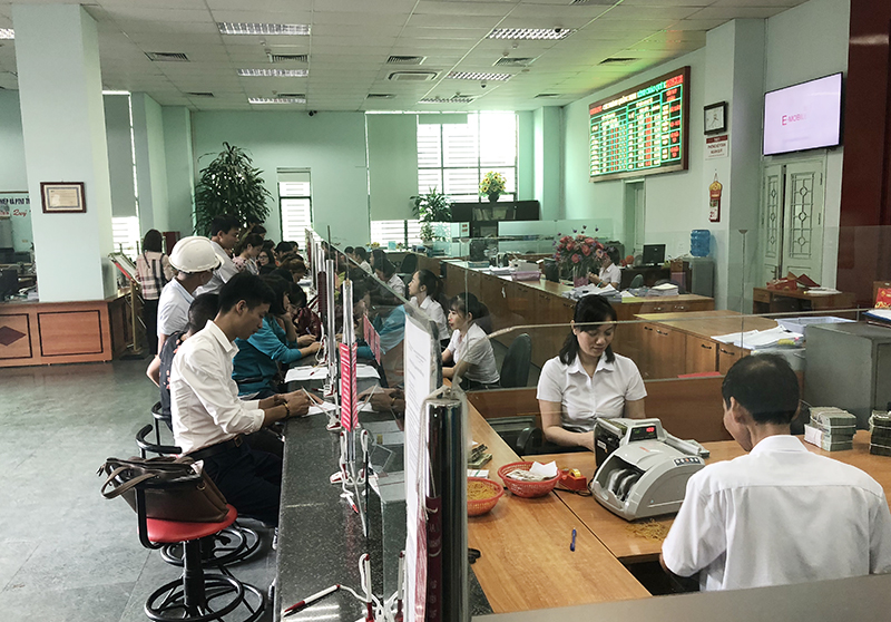 Khách hàng giao dịch tại Agribank Chi nhánh Quảng Ninh.