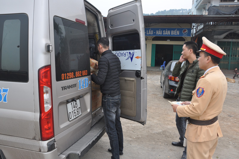 CSGT Đội 2 kiểm tra hành chính phương tiện xe khách trên QL18