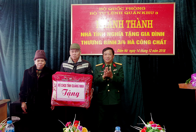Đại tá Trần Khắc Xung, Phó Chủ nhiệm Chính trị Bộ CHQS tỉnh tặng quà gia đình thương binh 3/4 Hà Công Chất.