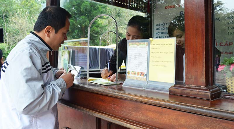 Từ ngày 1/1/2018, TP Uông Bí thu vé vãng cảnh Yên Tử. Đây là một trong những nguồn để tái đầu tư lại cho Yên Tử và chi trả một phần hoạt động thường xuyên của Ban Quản lý di tích và Rừng quốc gia Yên Tử