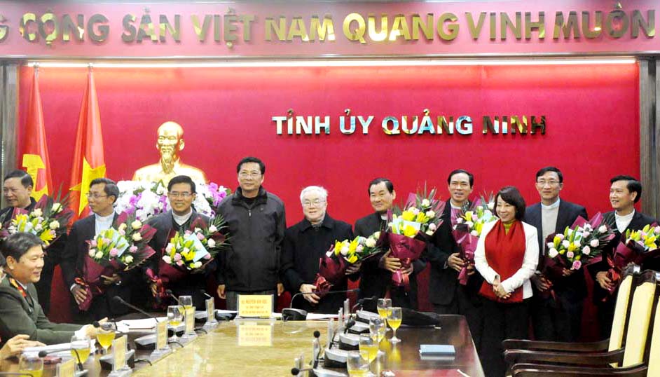 Bí thư Tỉnh ủy, Chủ tịch HĐND tỉnh Nguyễn Văn Đọc tặng hoa và quà chúc mừng các linh mục nhân dịp lễ Giáng sinh 2018.