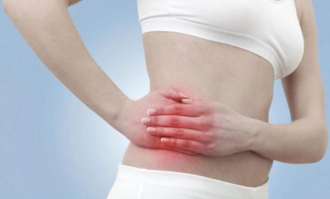 Cơn đau sỏi mật thường xuất hiện ở góc sườn bên phải hoặc vùng thượng vị. Tính chất đau có thể âm ỉ hay dữ dội tùy theo từng vị trí sỏi xuất hiện và thường xảy ra sau khi ăn nhiều dầu mỡ.