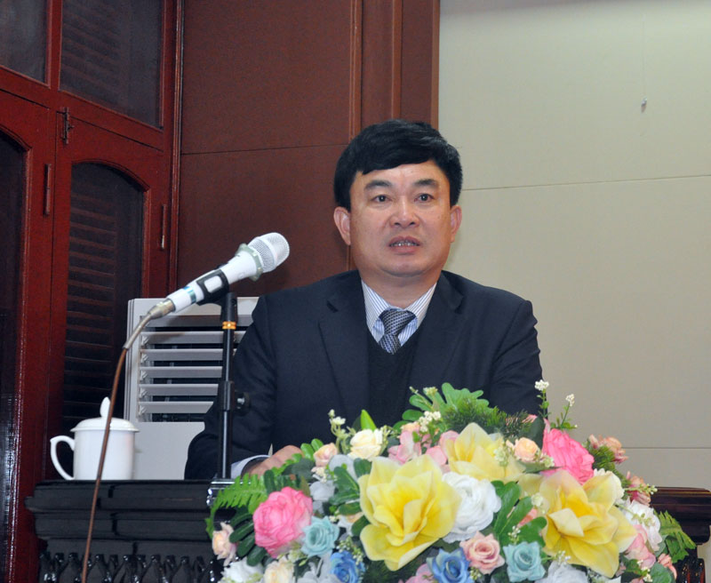 Đồng chí Ngô Hoàng Ngân, Phó Bí thư Tỉnh ủy, Bí thư Thành ủy Móng Cái phát biểu tại hội nghị.