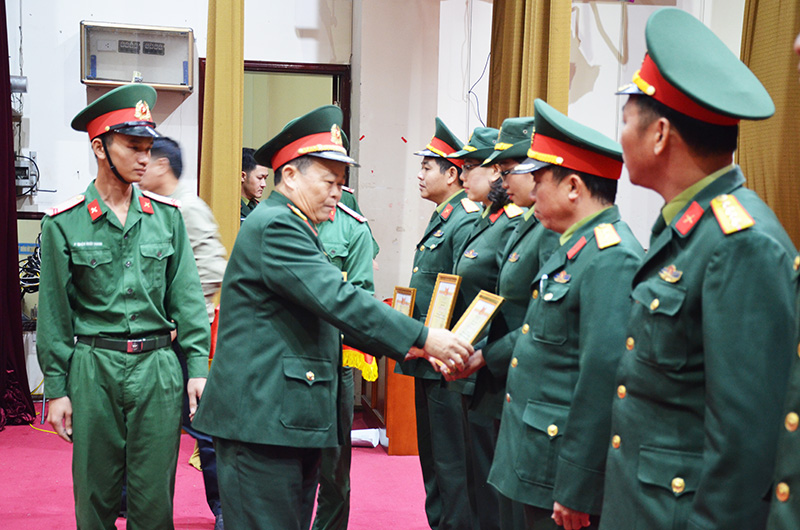 Bộ CHQS tỉnh khen thưởng cho các tập thể, cá nhân có thành tích xuất sắc trong công tác QSQP địa phương năm 2018.