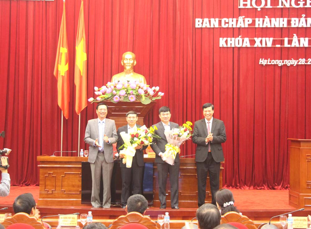 Các đồng chí lãnh đạo tỉnh tặng hoa chúc mừng các đồng chí được bầu giữ chức Phó Bí thư Tỉnh uỷ nhiệm kỳ 2015-2020.
