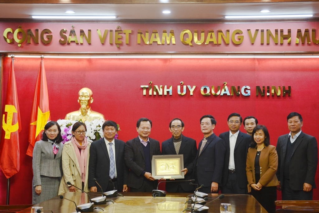 Nhân dịp này, lãnh đạo tỉnh Quảng Ninh tặng quà lưu niệm cho đoàn