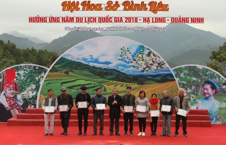 Lãnh đạo huyện trao chứng nhận cho các tác giả.