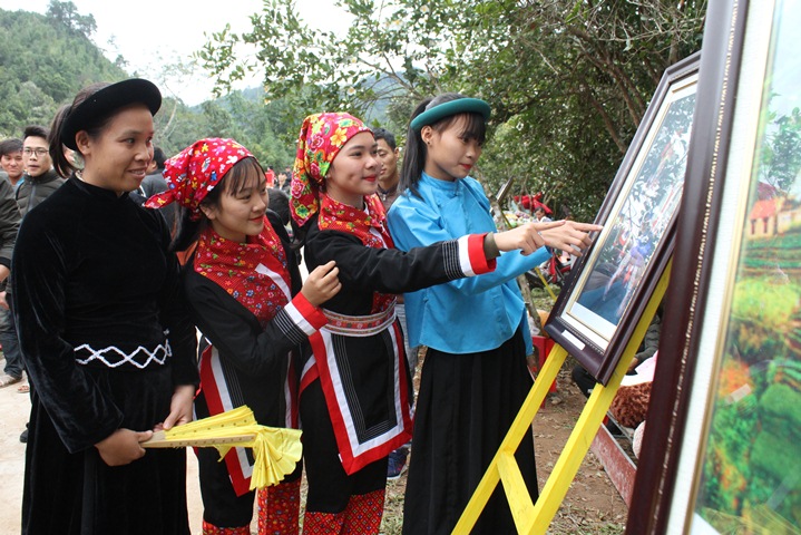 Người dân và du khách tham quan triển lãm.