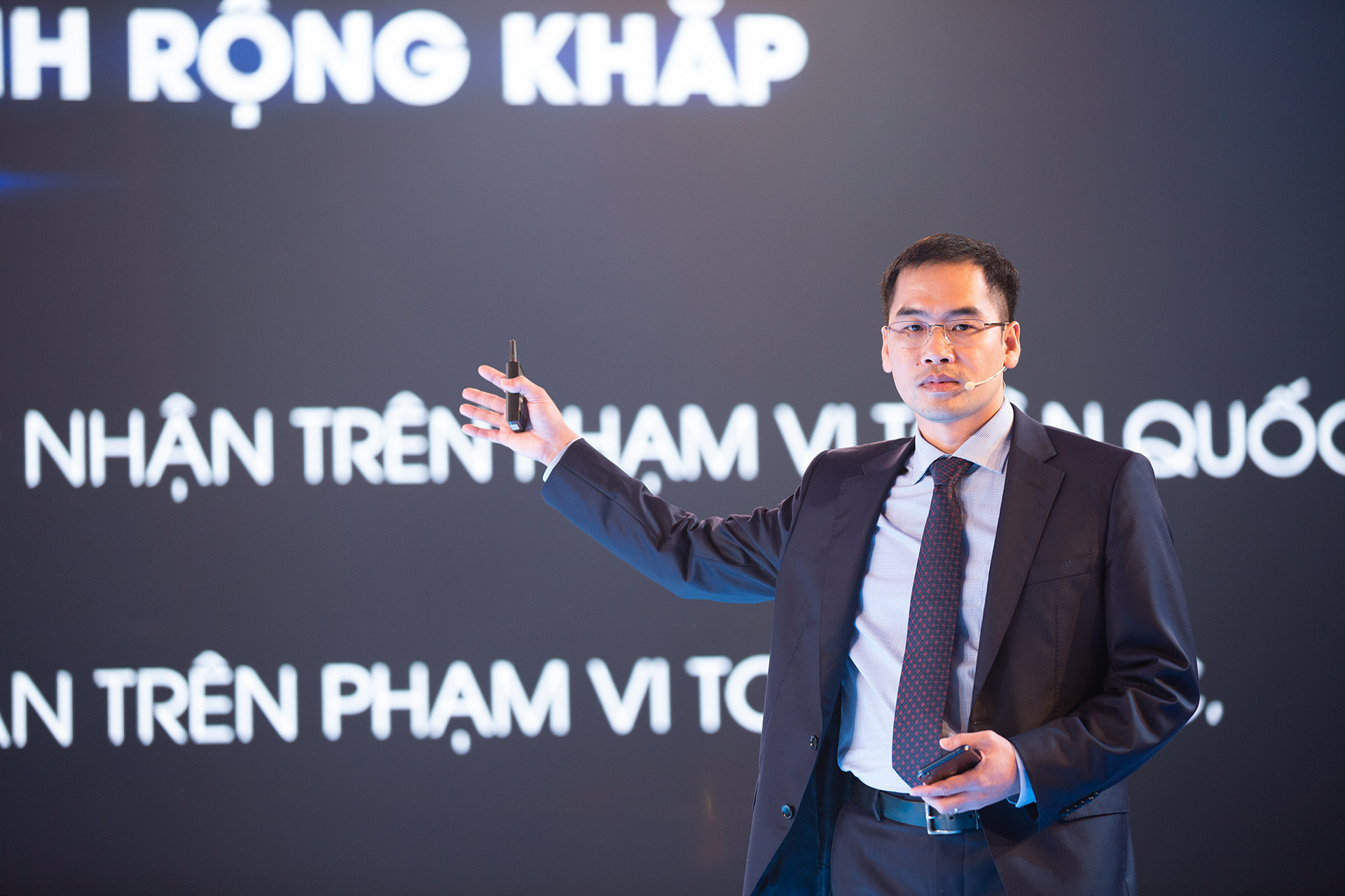 333:CEO VinSmart Trần Minh Trung giớithiệu 4 mẫu sản phẩm đầu tiên của Vsmart và khẳng định Vsmart đủ sức cạnh tranh và muốn thị trường trong nước, quốc tế đón nhận. Giai đoạn đầu, các sản phẩm của Vsmart sẽ được bán ra tại 5 thị trường quốc tế, trong đó có Nga, Tây Ban Nha.