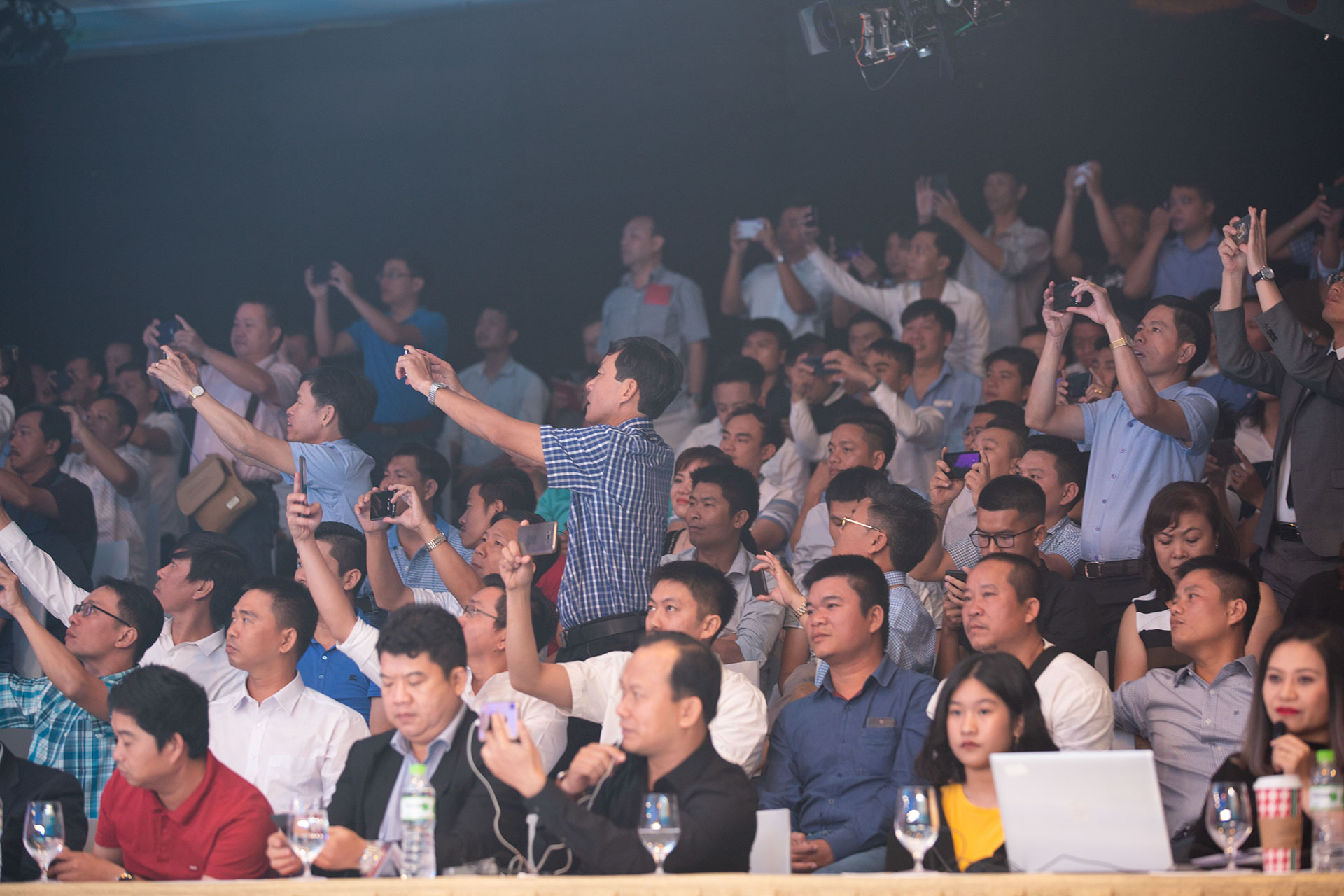 Hàng trăm khách mời và người yêu công nghệ có mặt tại Lễ ra mắt “phát cuồng” khi những hình ảnh đầu tiên của 4 mẫu smartphone Vsmart được “vén màn”.