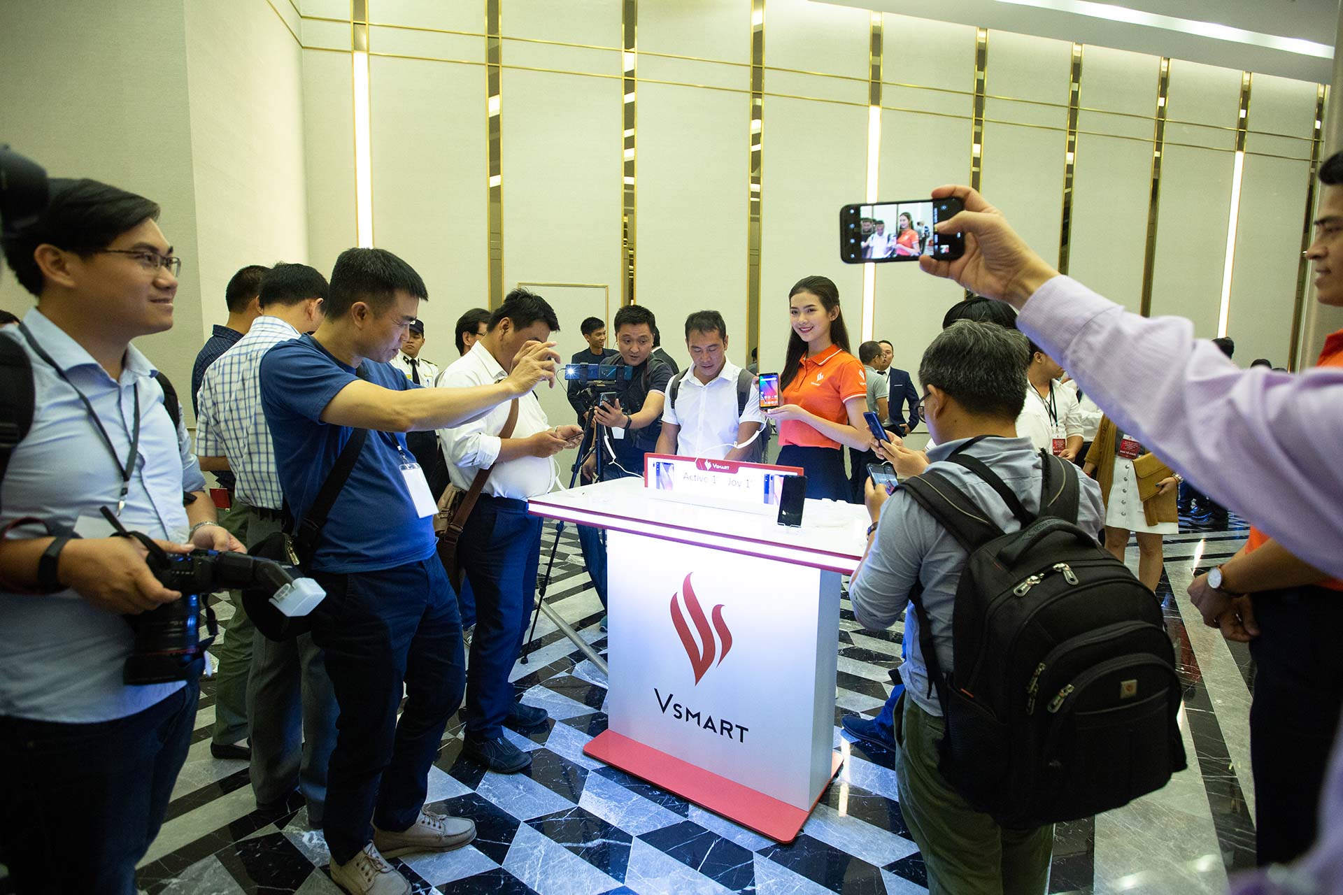 272:Trong 4 mẫu mới ra mắt, cao cấp nhất là Active 1+ với RAM 6 GB, dung lượng 64 GB, màn hình 6,2 inch. Vsmart Active 1 trang bị chip Snapdragon 660, RAM 4 GB, bộ nhớ trong 64 GB. Máy trang bị camera kép sau, độ phân giải 12+5 MP và camera trước 8 MP, màn hình 5,5 inch. Trong khi đó, Vsmart Joy 1 có cấu hình thấp nhất với chip Snapdragon 435, RAM 3 GB, bộ nhớ trong 32 GB, màn hình 5,5 inch; còn Joy 1+ trang bị màn hình cỡ 6,2 inch, pin lớn, camera kép.
