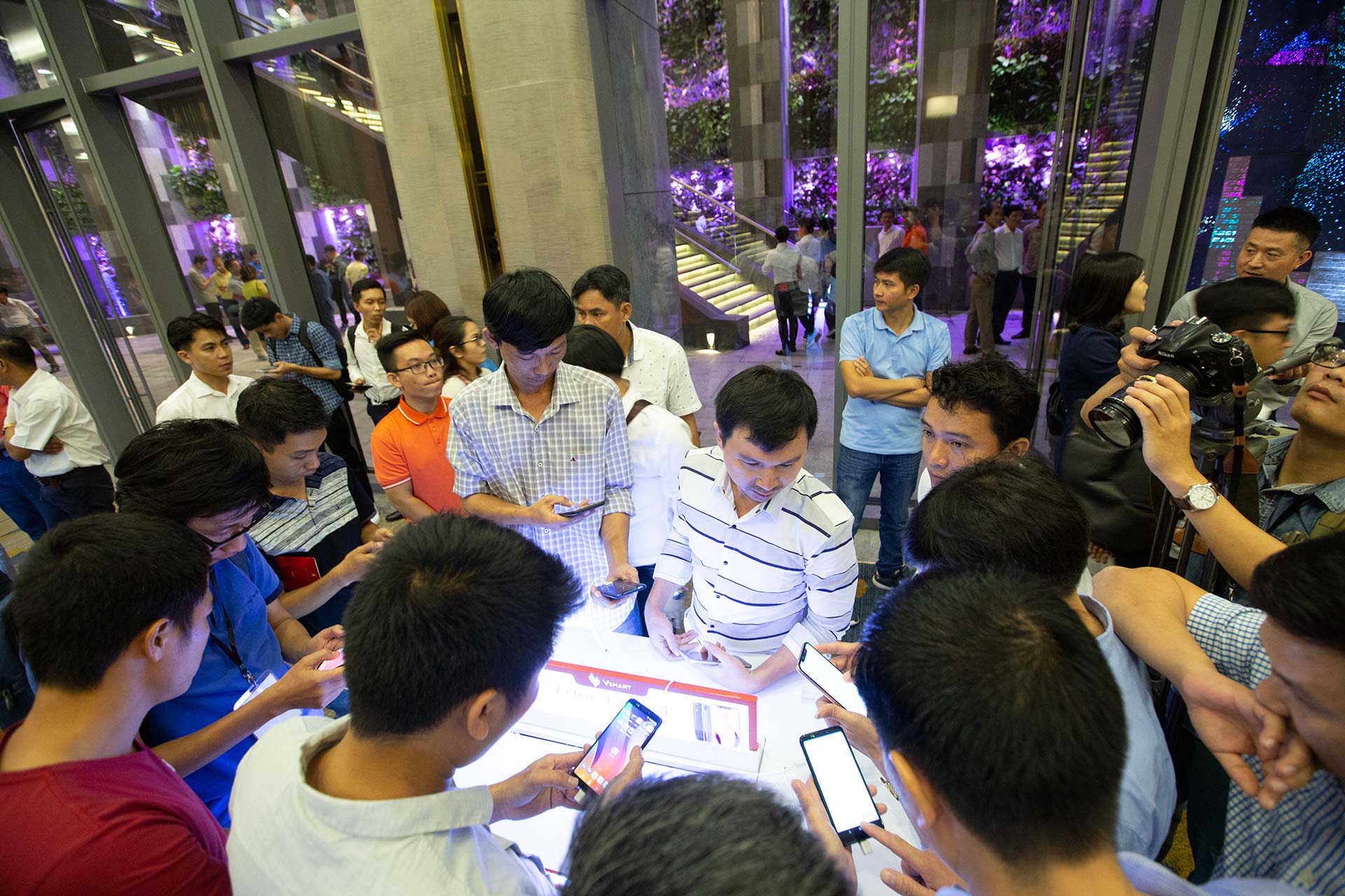 Nhiều người phải chờ khá lâu mới đến lượt chạm tay vào các sản phẩm Vsmart đang là từ khóa “hot” nhất trên các diễn đàn công nghệ Việt Nam.