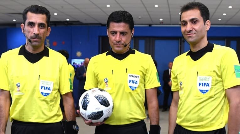 Trọng tài Alireza Faghani (giữa) được xem là trọng tài hay nhất châu Á ở thời điểm hiện tại.