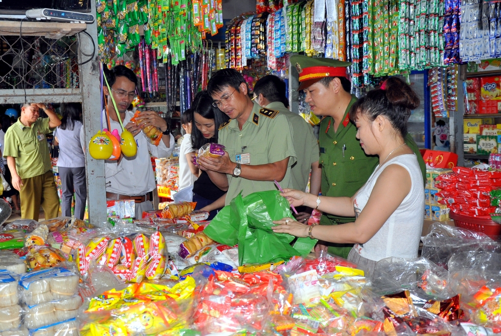 Cán bộ Quản lý thị trường kiểm tra một sơ sở kinh doanh rượu ngoại nhập khẩu trên địa bàn thị xã Quảng Yên.nhắc nhở một cơ sở sản xuất bánh kẹo trên địa bàn huyện Hải Hà.tích 