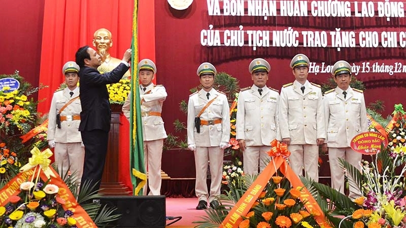 Thừa ủy quyền của Chủ tịch nước, đồng chí Đặng Huy Hậu, Phó Chủ tịch Thường trực UBND tỉnh, trao Huân chương Lao động hạng Nhất cho Chi cục Kiểm lâm tỉnh.