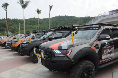 Những chiếc xe đã được độ lên trông vừa đẹp mắt lại hầm hố thu hút đông đảo người dân dến xem