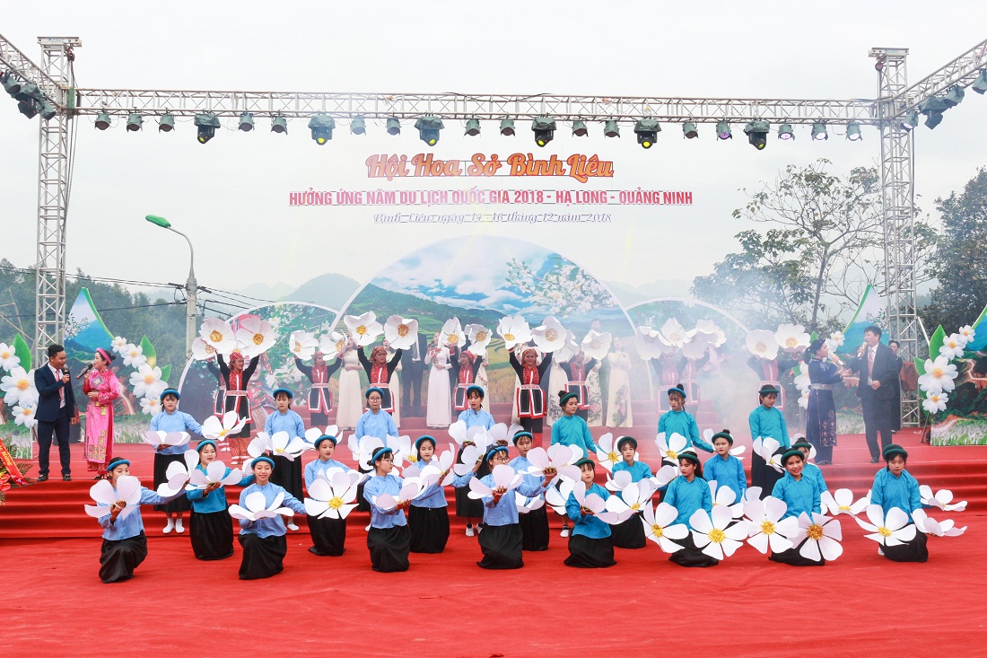 Biểu tượng hoa Sở trắng cách điệu là điểm nhấn trong tiết mục văn nghệ khai hội do chính người dân địa phương trình diễn.