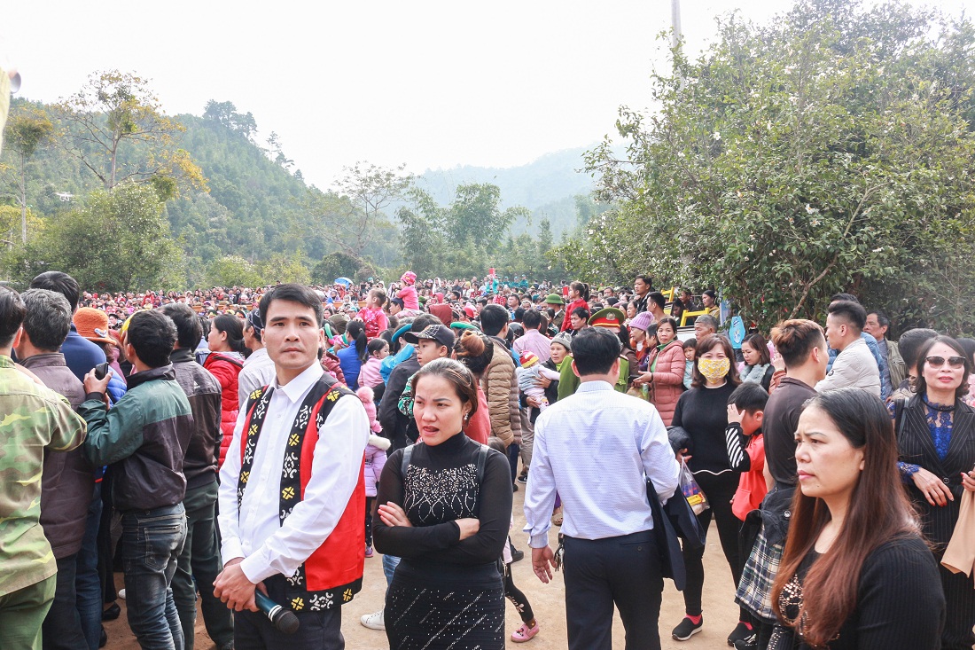 Hội hoa sở Bình Liêu năm 2018 thu hút đông đảo du khách trong, ngoài tỉnh tới tham dự.