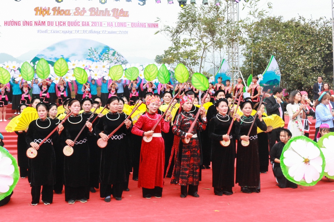 Cùng với chiêm ngưỡng cảnh đẹp của khu rừng Sở tự nhiên tại thôn Đồng Long, du khách về dự ngày hội được thưởng thức các tiết mục văn hóa, văn nghệ đặc trưng của các dân tộc huyện Bình Liêu. 