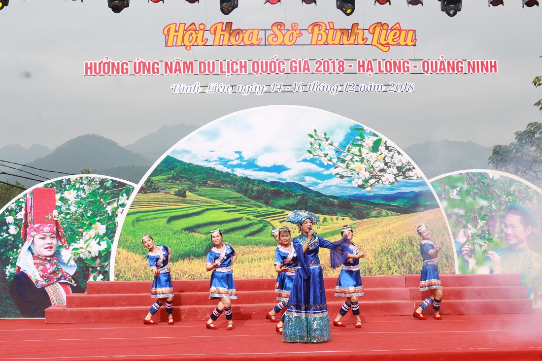 Tiết mục văn nghệ do Đoàn nghệ thuật Khu Phòng Thành (Quảng Tây, Trung Quốc) biểu diễn tại Hội hoa Sở Bình Liêu năm 2018.
