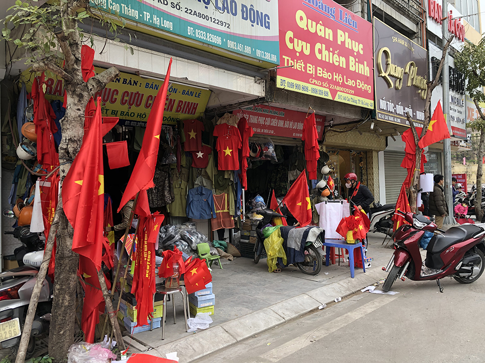đi dọa một vòng quanh thành phố hạ log, khôn khí mua bán ở khắp các nẻo đường.