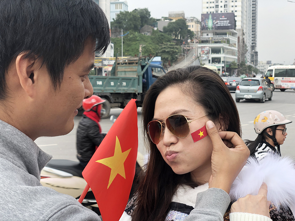 Nhiều bạn trẻ gắn cho mình những logo cổ vũ cho đội tuyển Việt Nam.
