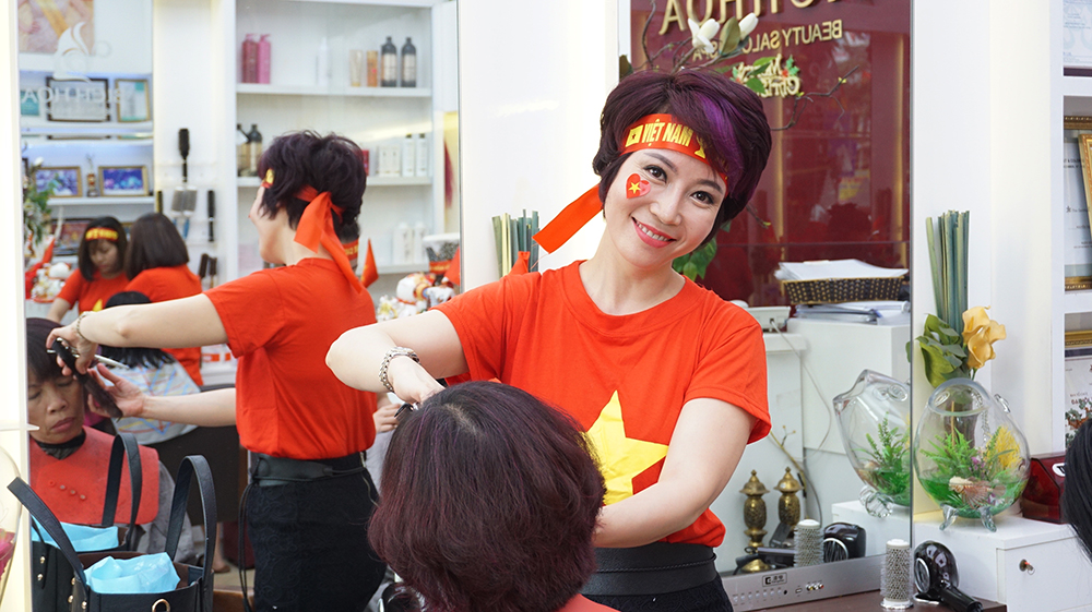 nhiều quán hàng cũng cổ vũ cho đội tuyển bang cách