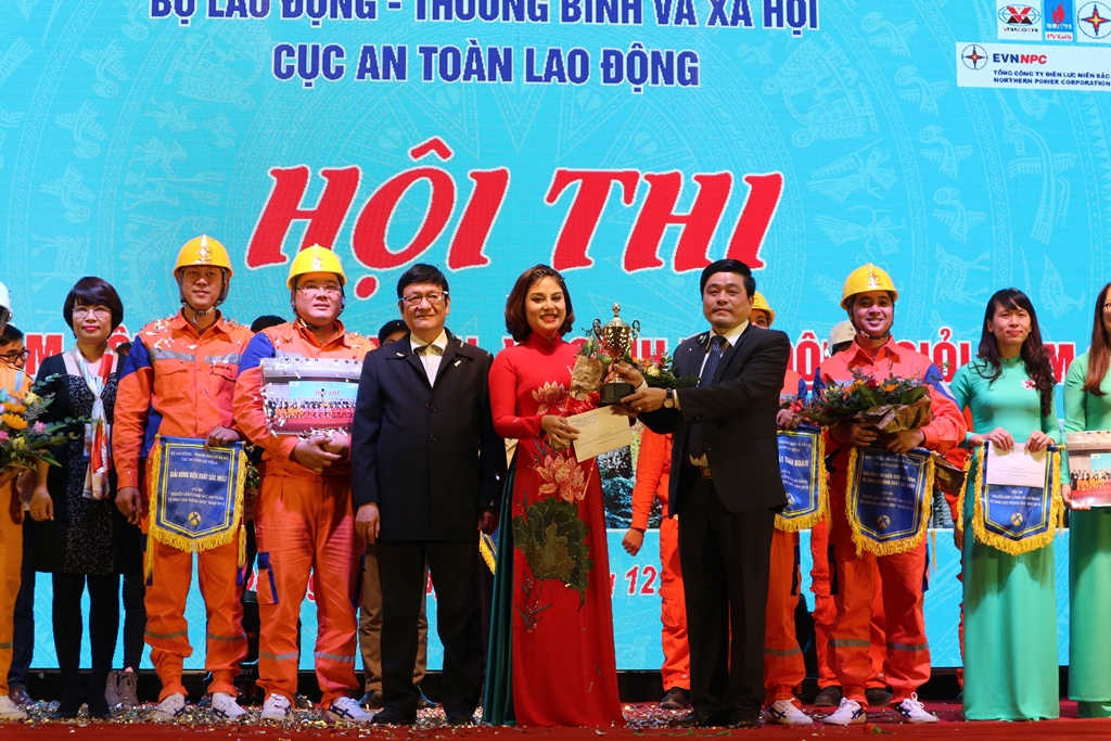 Ban tổ chức Hội thi trao giải nhất cho đơn vị Tổng Công ty Điện lực miền Bắc