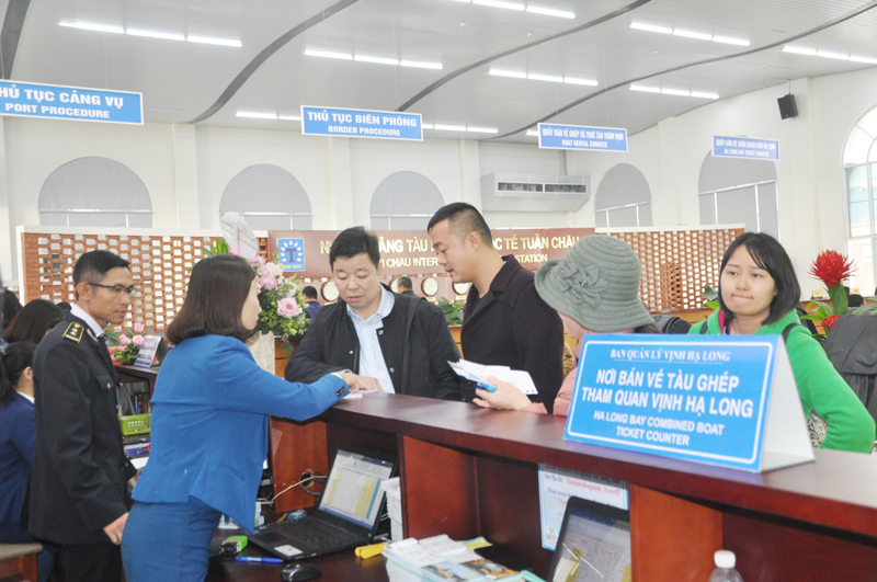 Nhân viên Ban Quản lý Vịnh Hạ Long hướng dẫn và bán vé cho khách lẻ tham quan Vịnh Hạ Long