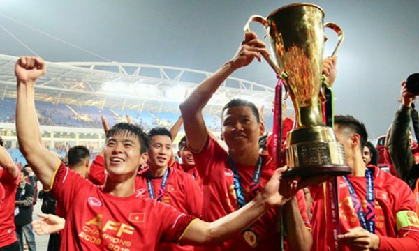 Duy Mạnh, Anh Đức chung tay nâng chức vô địch AFF Cup 2018. Ảnh: Lâm Thỏa.