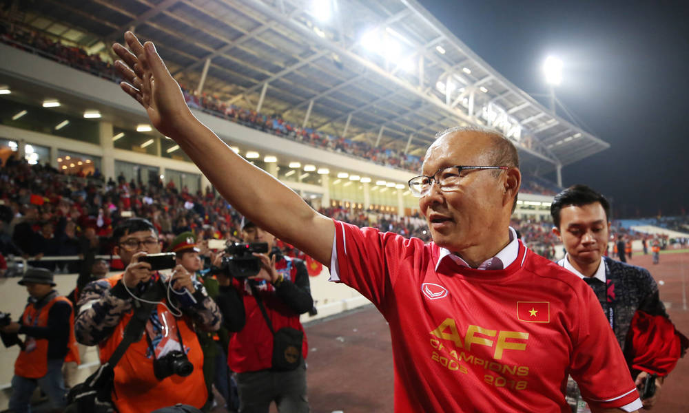Ông Park nâng cao chức vô địch AFF Cup 2018 trên sân Mỹ Đình.