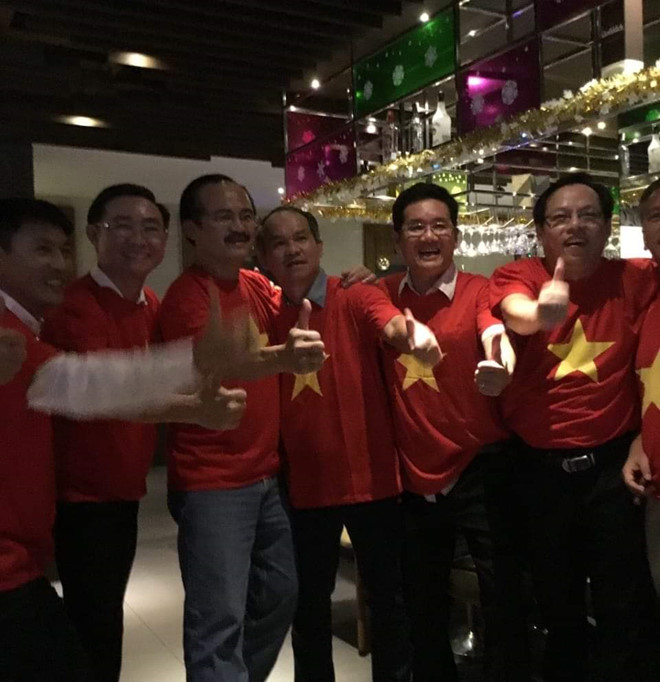 Nhiều doanh nhân tập trung xem trận chung kết cùng nhau ở Đà Nẵng, trong đó có bầu Đức, bầu Thắng. Ảnh: N.T.